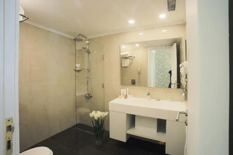 Deluxe Double room with balcony and with partial sea view (full double bed)