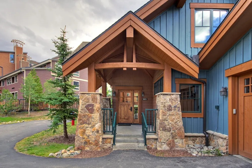 Cosmopolitan Decor + Spacious 3br In Downtown Breck Sleeps 8 3 Bedroom Townhouse by RedAwning