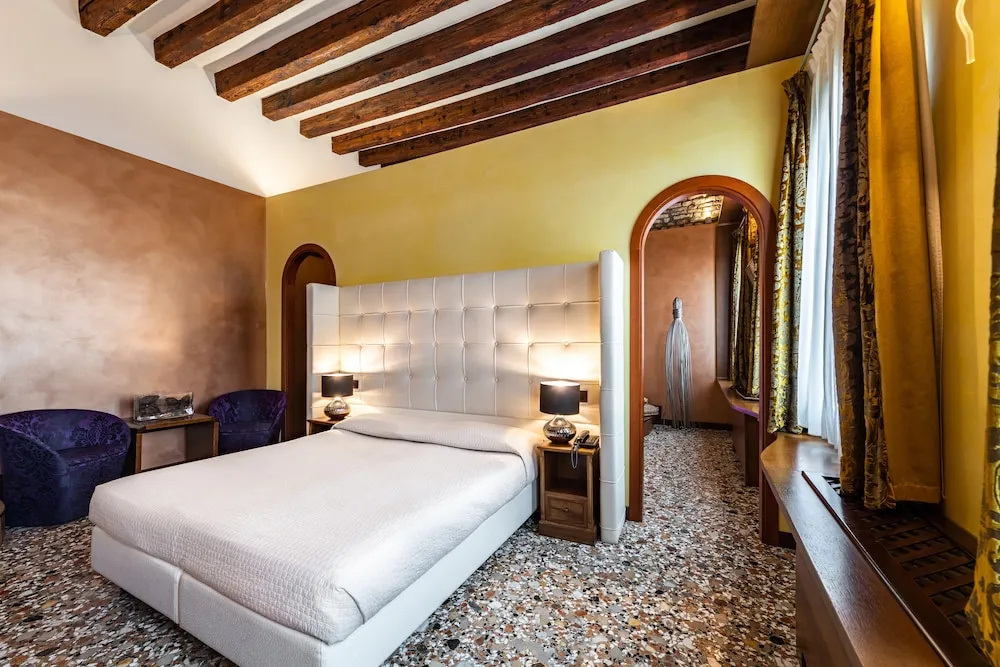 Suite with city view