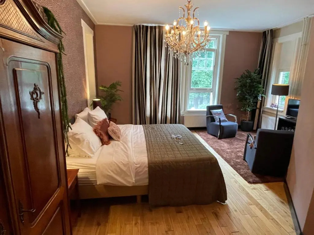 Deluxe Double room (full double bed)