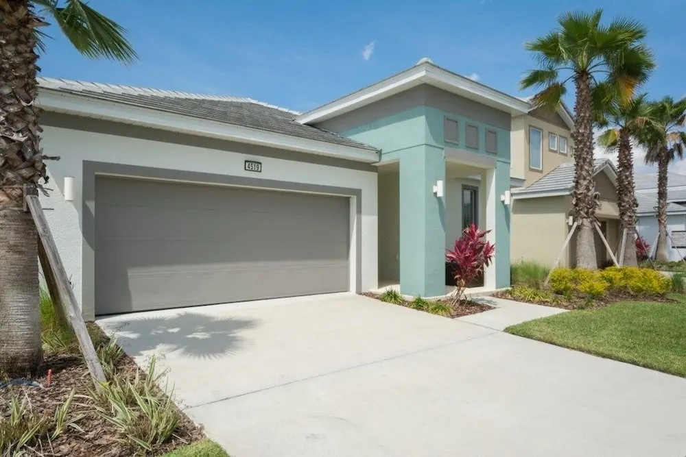4-bedroom House w/ Private Pool - Lovely Location Home