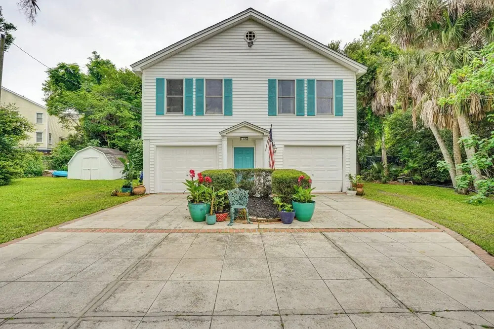 Isle of Palms Getaway w/ Patio, Walk to Beach!