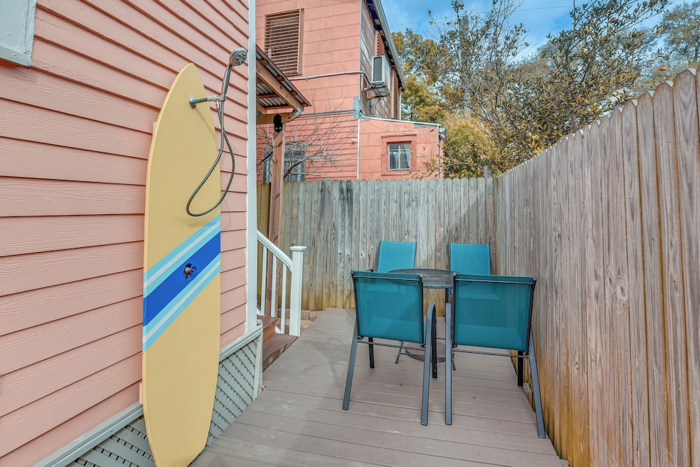 1 Mi to Beach: Colorful Cottage in Galveston!