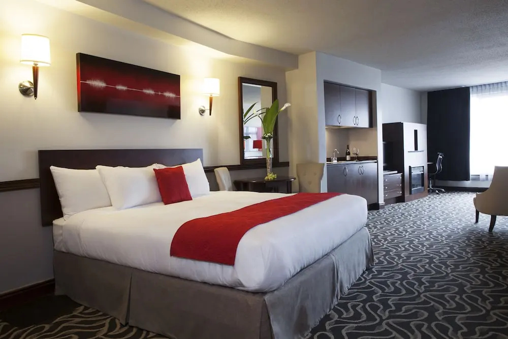 Superior Double Suite with balcony (full double bed)