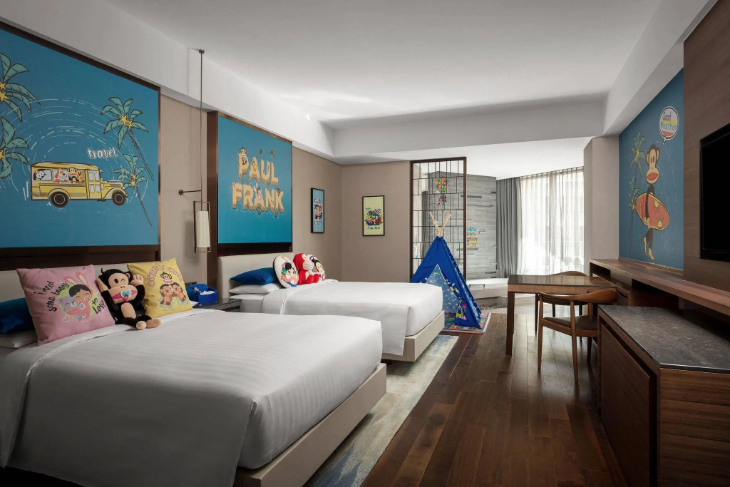 Standard Sextuple Family room with balcony