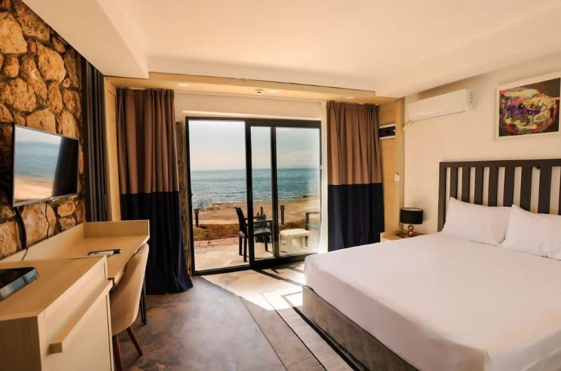 Standard Double room with lake view (full double bed)
