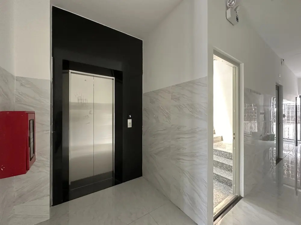 Lobby & Reception