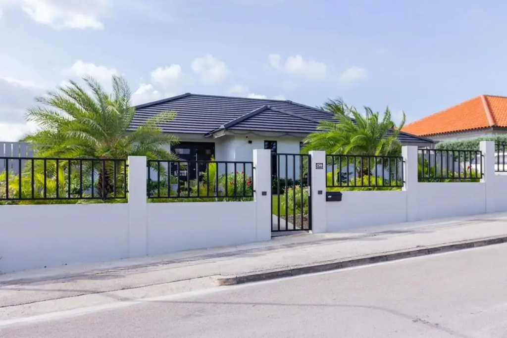 Villa Black Pearl - Stylish 3 bedroom villa with ocean views and daily maid service