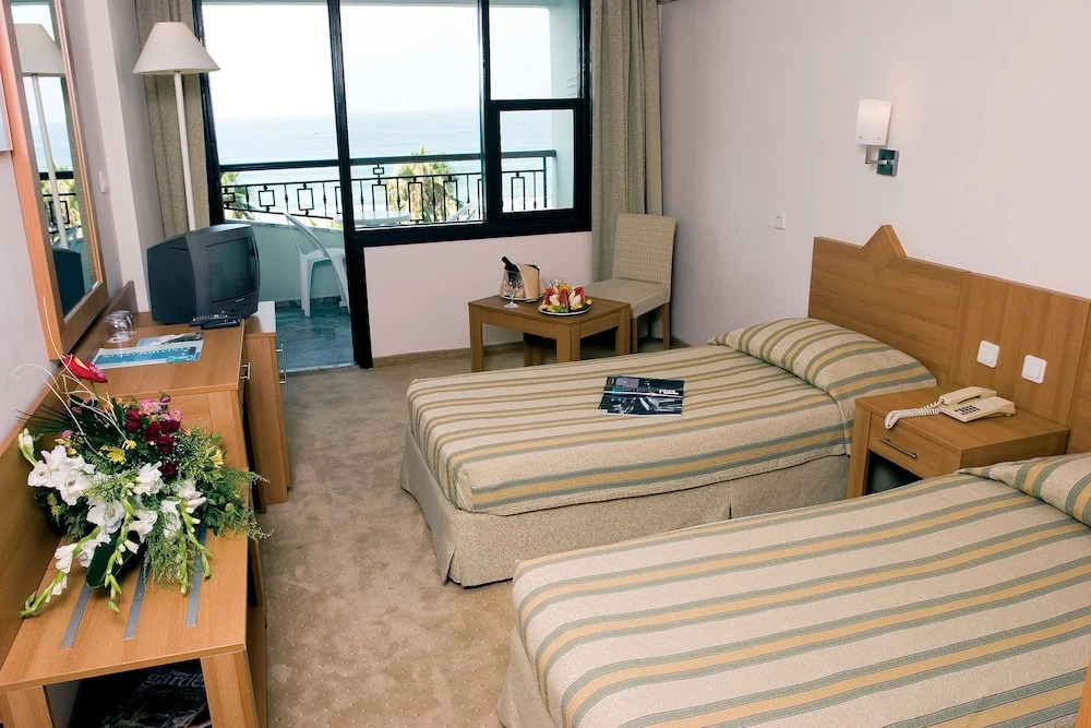 標準湖景四人房