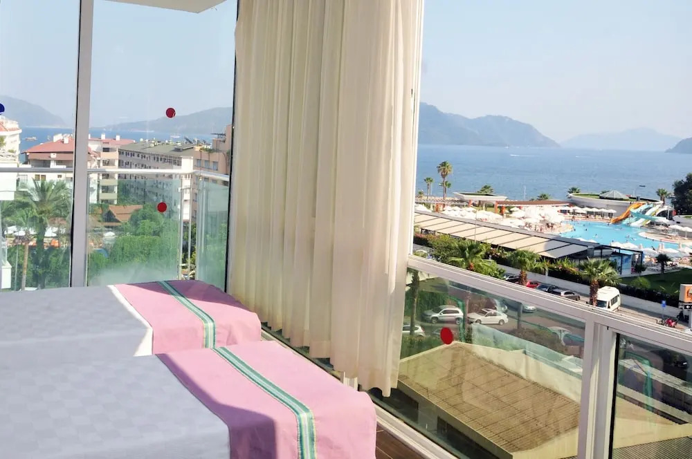 Двухместный люкс с балконом в Sun Bay Park Hotel