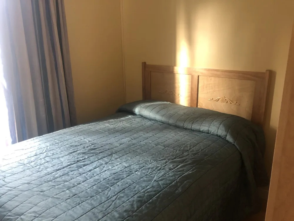3 Bedrooms Premium Basement Cottage with city view