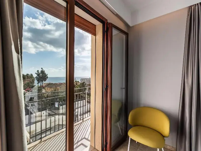 Deluxe room with balcony and with sea view