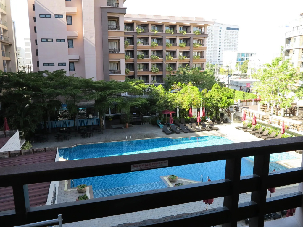 Deluxe Double room with pool view (full double bed)