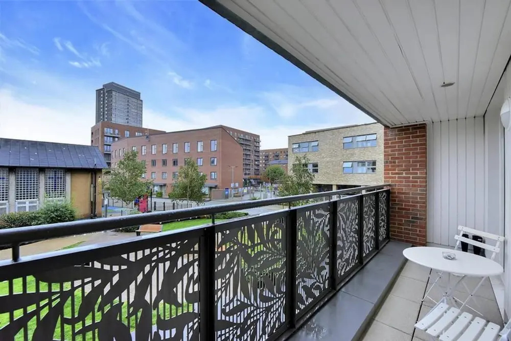 Modern 1 Bedroom Apartment With Balcony