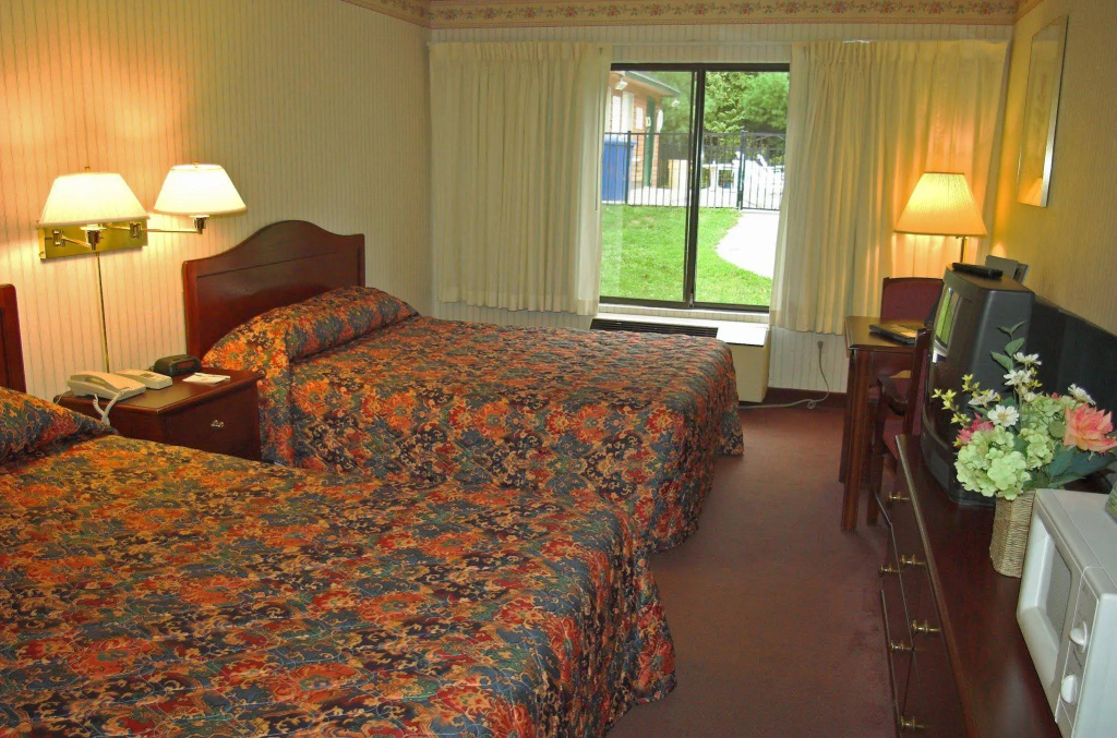 Aderi Hotel Niantic — 3
