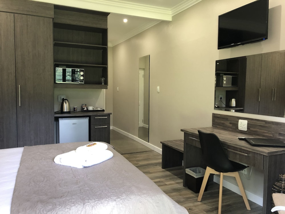 Luxury Double room with balcony and with garden view (full double bed)