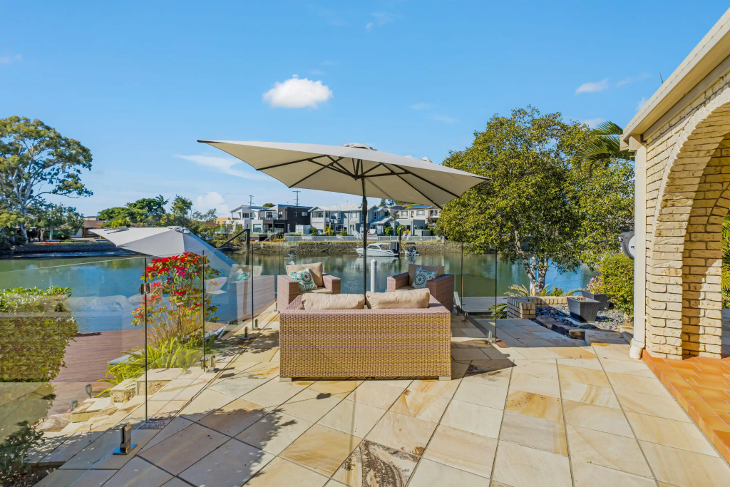 Waterfront Family Entertainer 5 Bedroom Pool