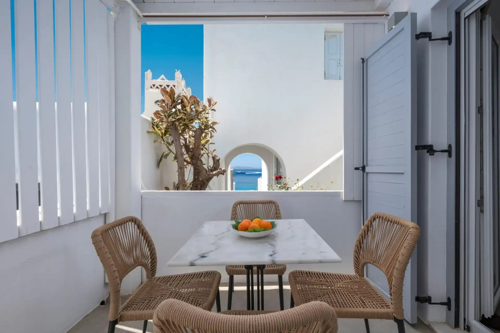 Apartment with balcony and with partial sea view