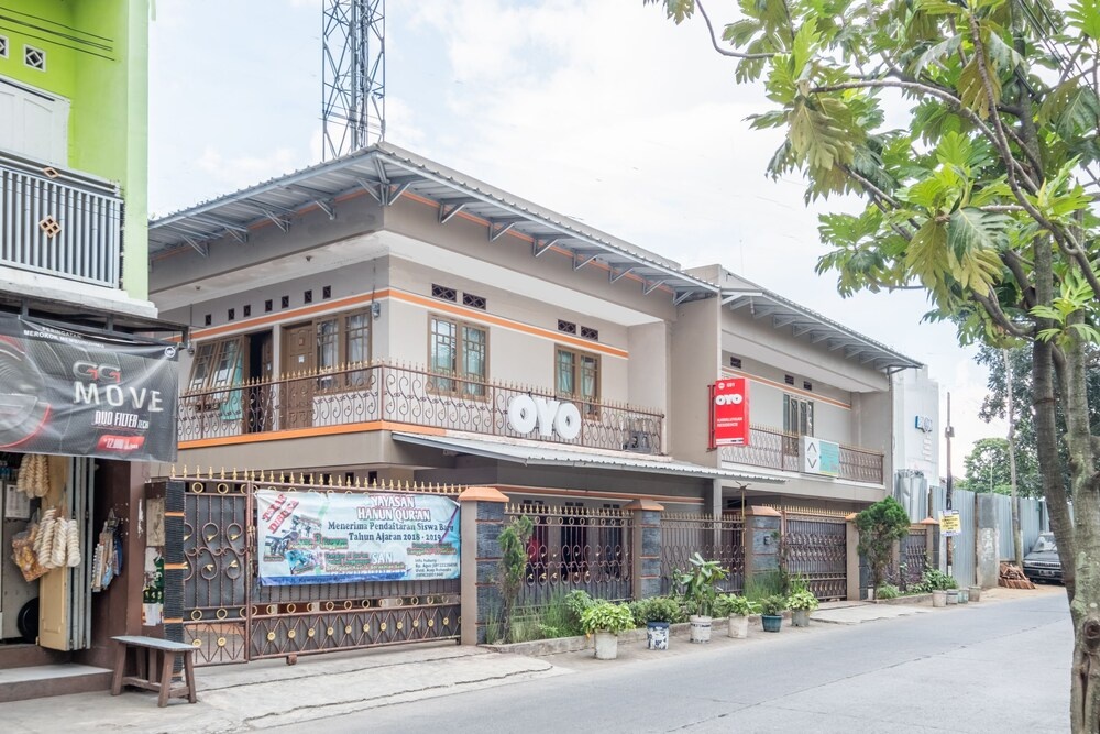 OYO 691 Kawaluyaan Residence
