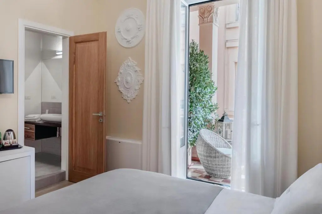 Deluxe Double room with balcony (full double bed)