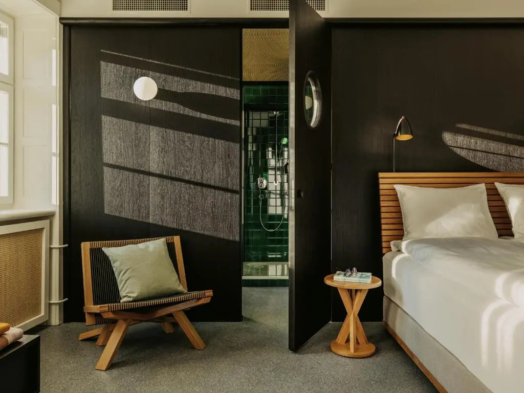 Corner Double room (full double bed)