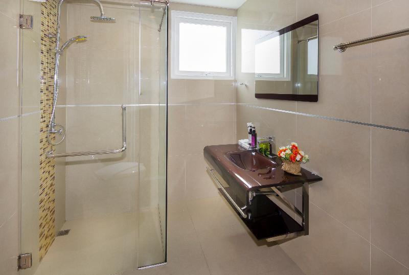 Вилла с 4 комнатами с балконом в Tropicana Pool Villa