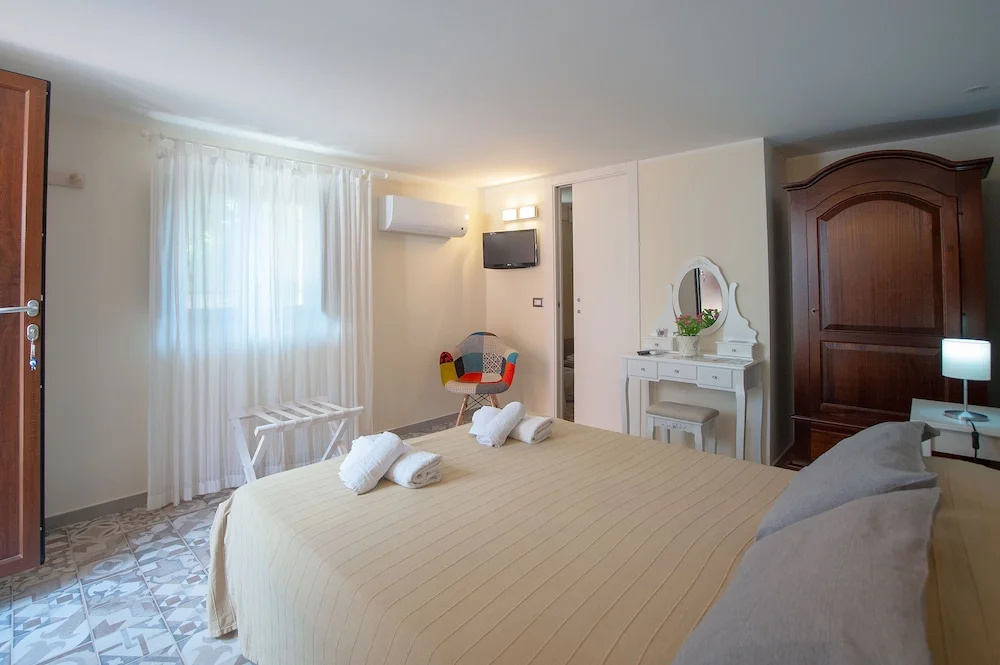 Classic Double room with courtyard view (full double bed)