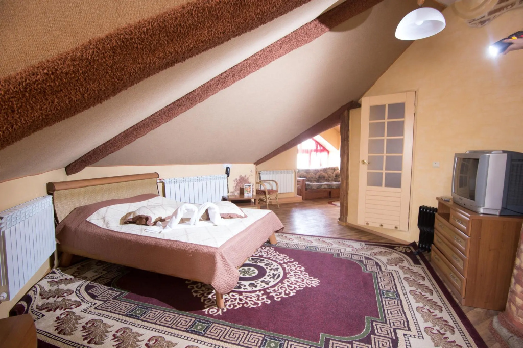 Double Attic Suite (full double bed)
