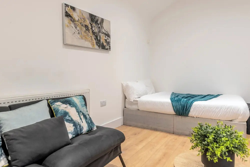 Central - Sleeps 2 - Near Transport - Parking