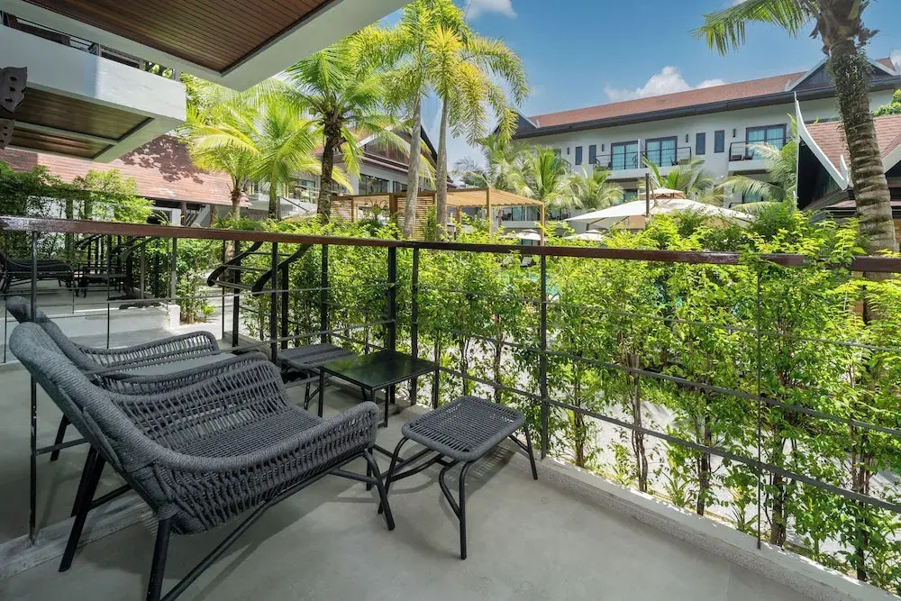 Двухместный номер Premier с балконом и с видом на бассейн двуспальная кровать в Howard Johnson by Wyndham Phuket Naiyang