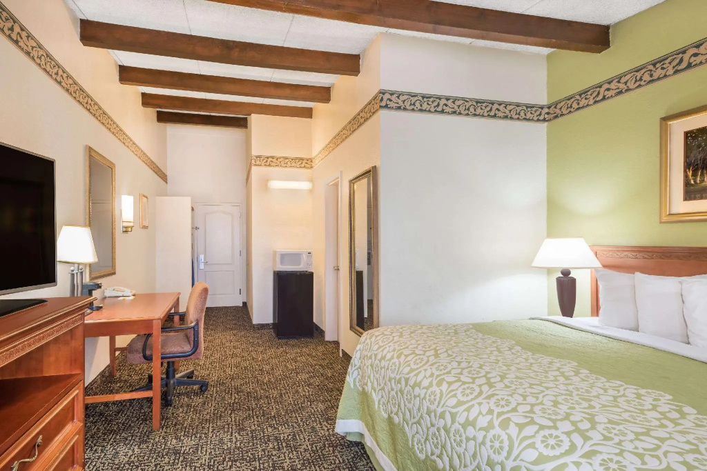 Deluxe Double room (full double bed)