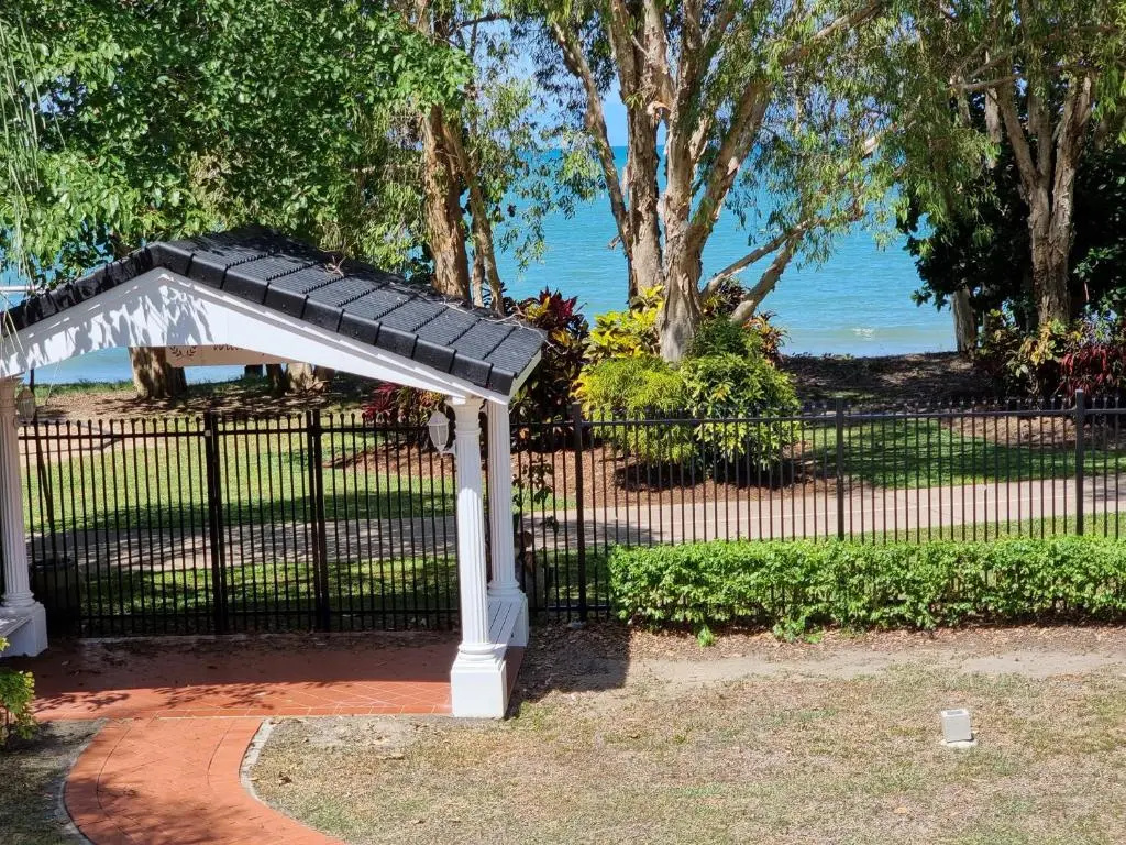 Absolute Beachfront 4 Bedroom Luxury Holiday Home