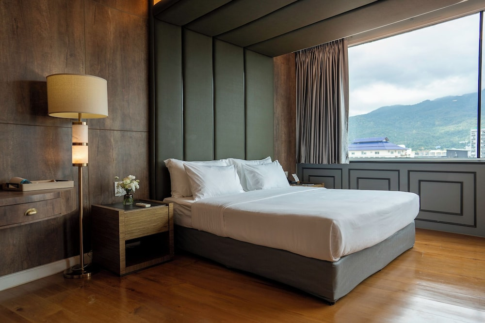 1 Bedroom Executive Suite with mountain view