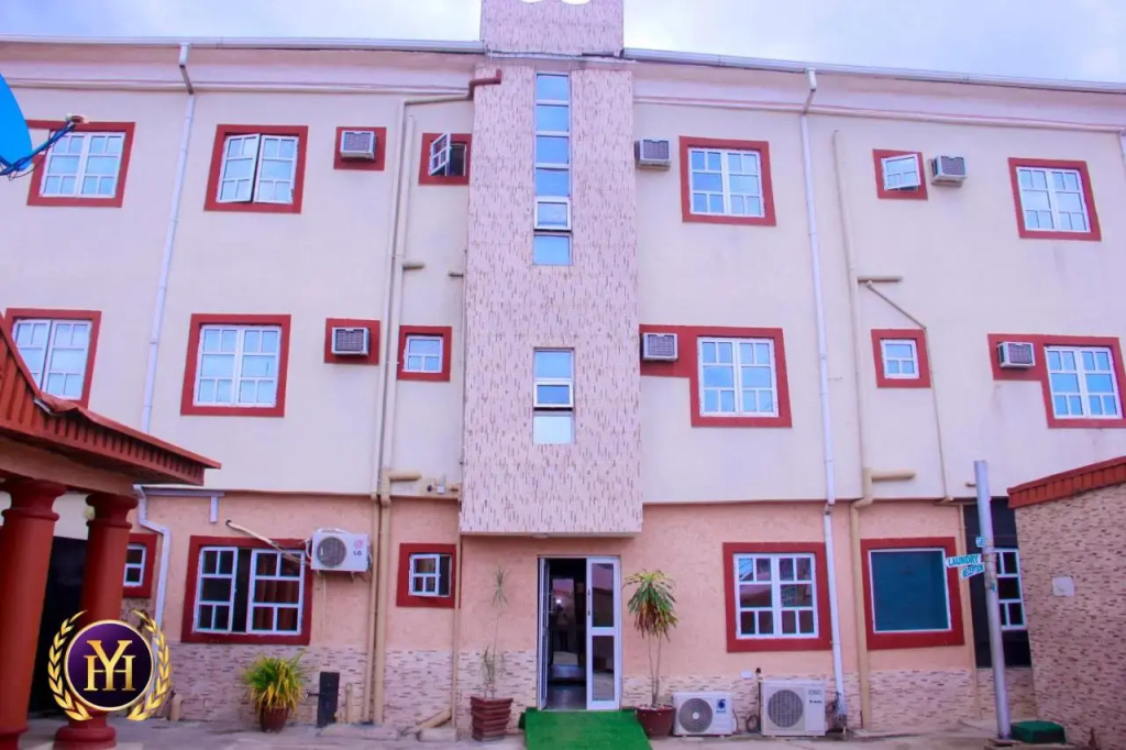 Yais Hotel and Suites