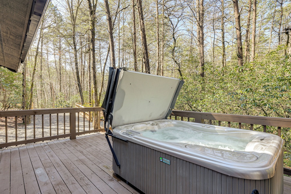 5 Mi to Helen: Woodsy Oasis w/ Hot Tub & Fire Pit!