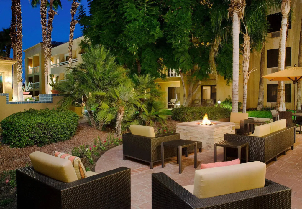 Courtyard By Marriott Palm Springs