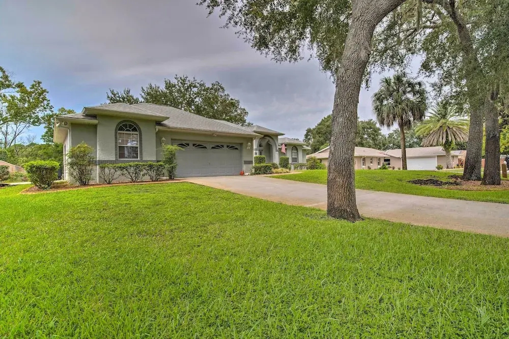 Crystal River Gem Near Three Sisters Springs!