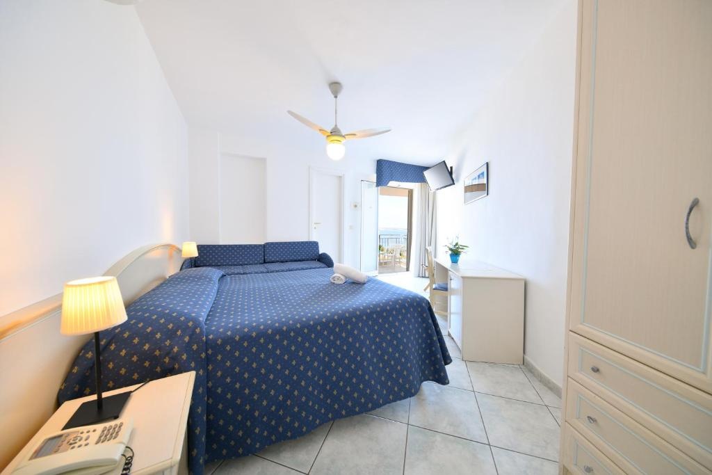 Standard Triple room with balcony