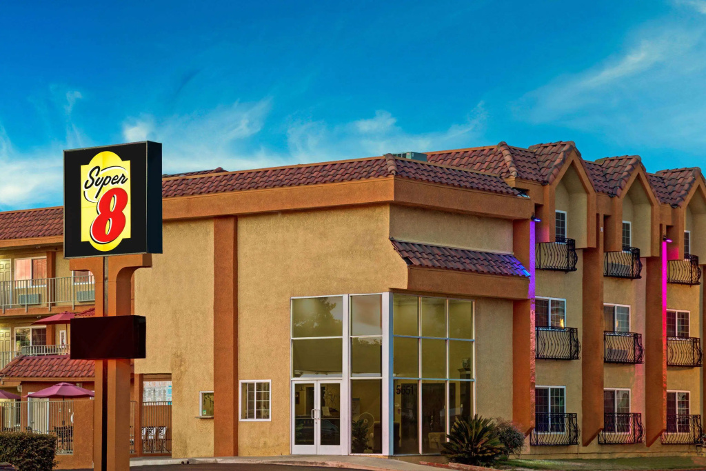 Super 8 by Wyndham Cypress Buena Park Area — фото
