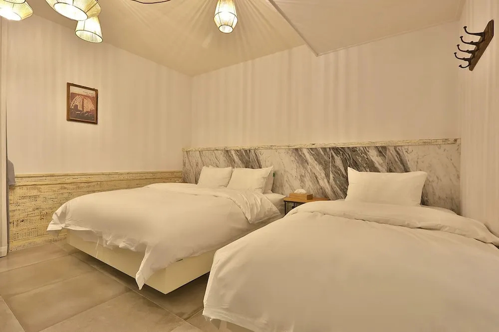 Double Suite (twin beds)