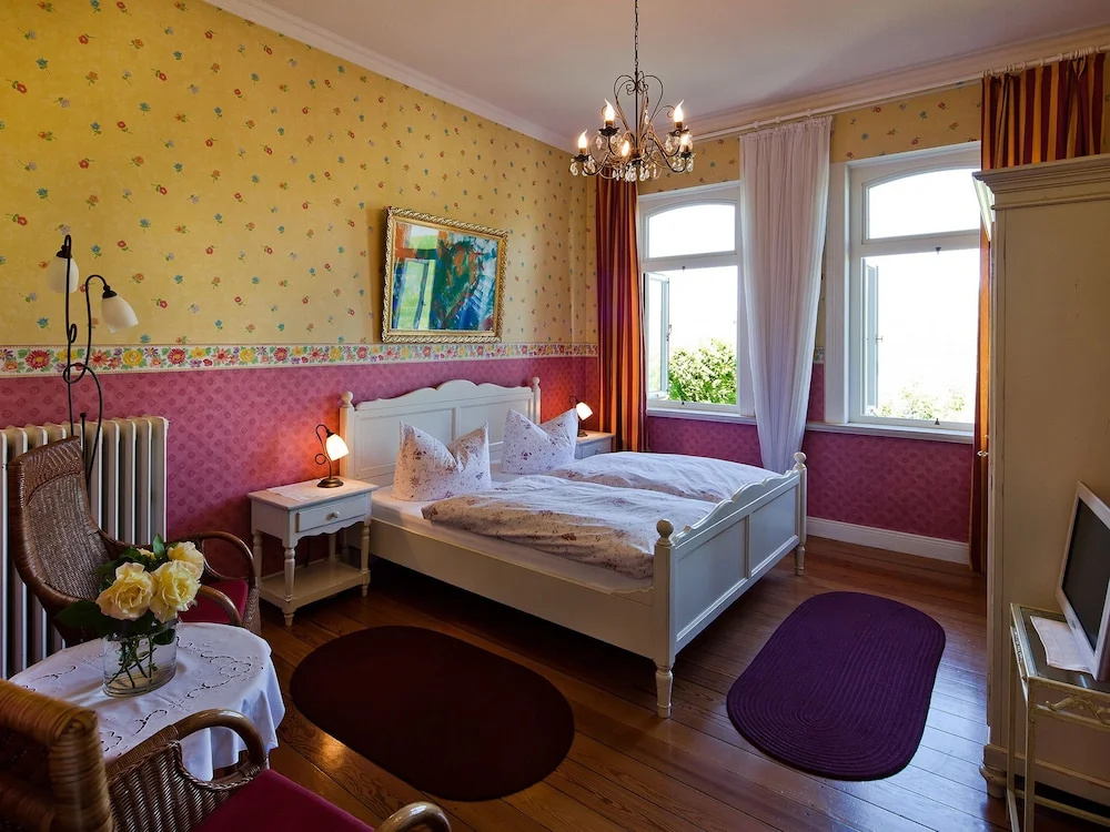 Classic Double room (full double bed)
