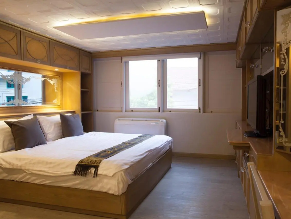 Deluxe Double room (full double bed)