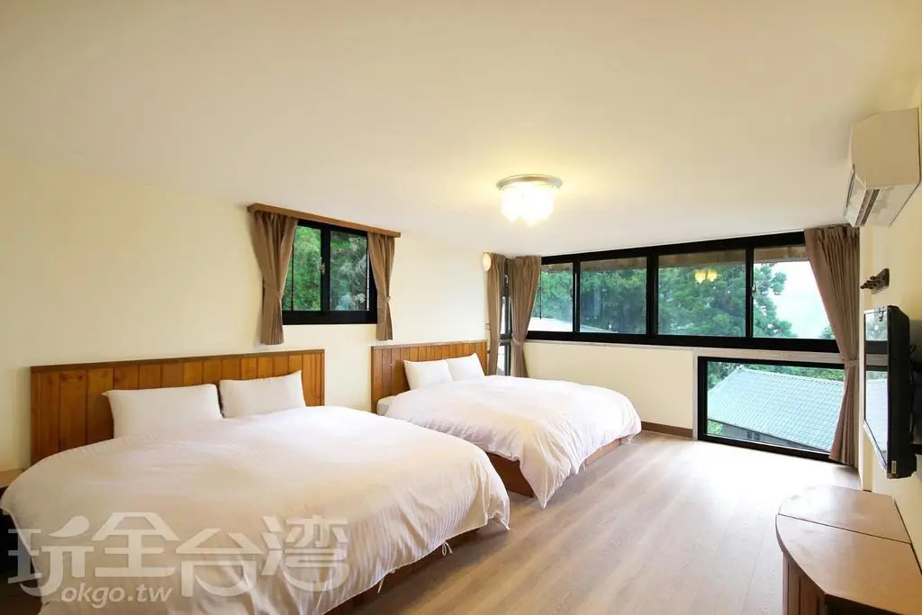Standard Quadruple room with mountain view