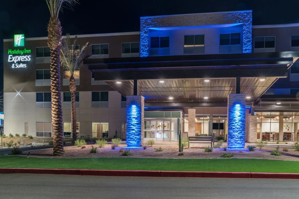 Holiday Inn Express & Suites Lake Havasu - London Bridge by IHG