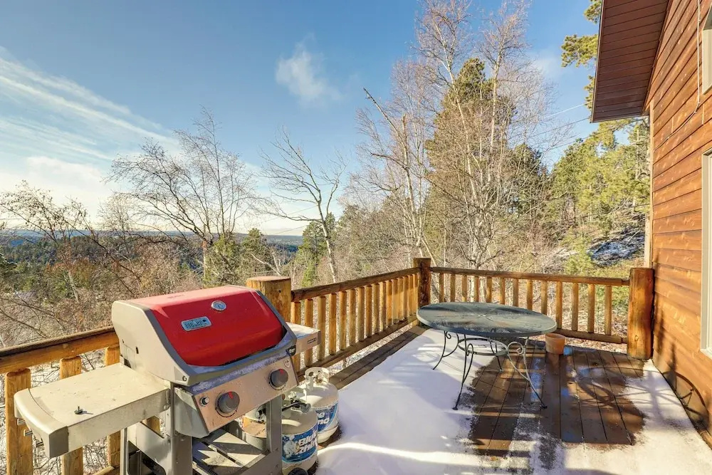 1 Mi to Terry Peak! Black Hills Cabin Hideaway