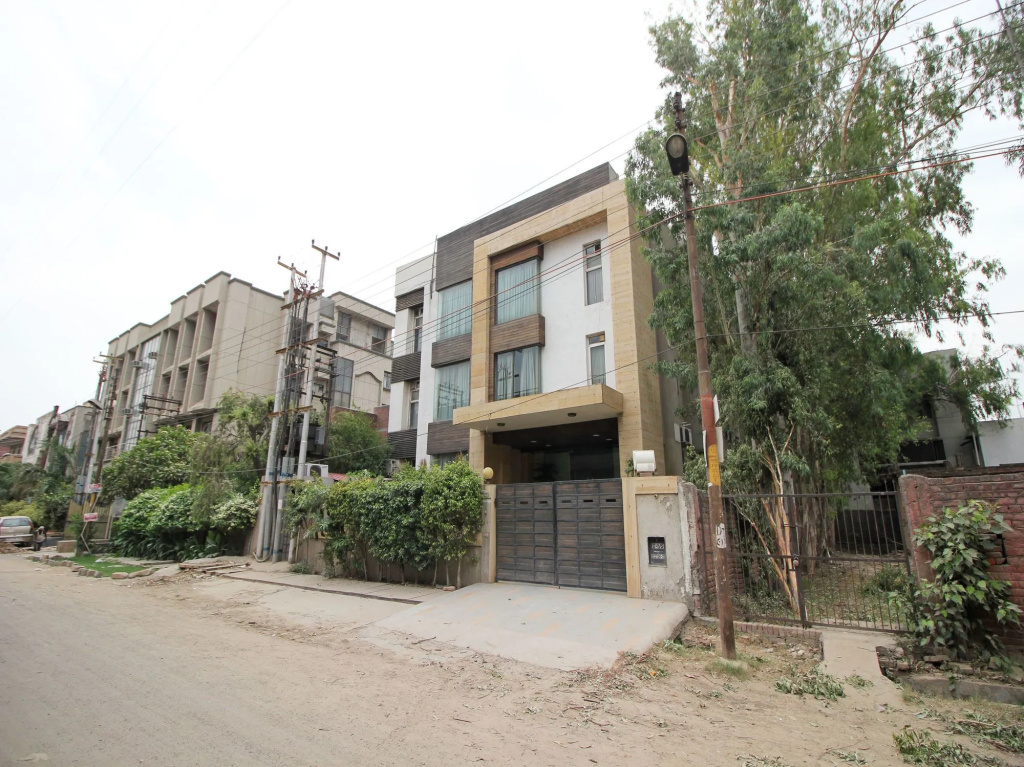 Merriment Hotel Sec 31 by OYO