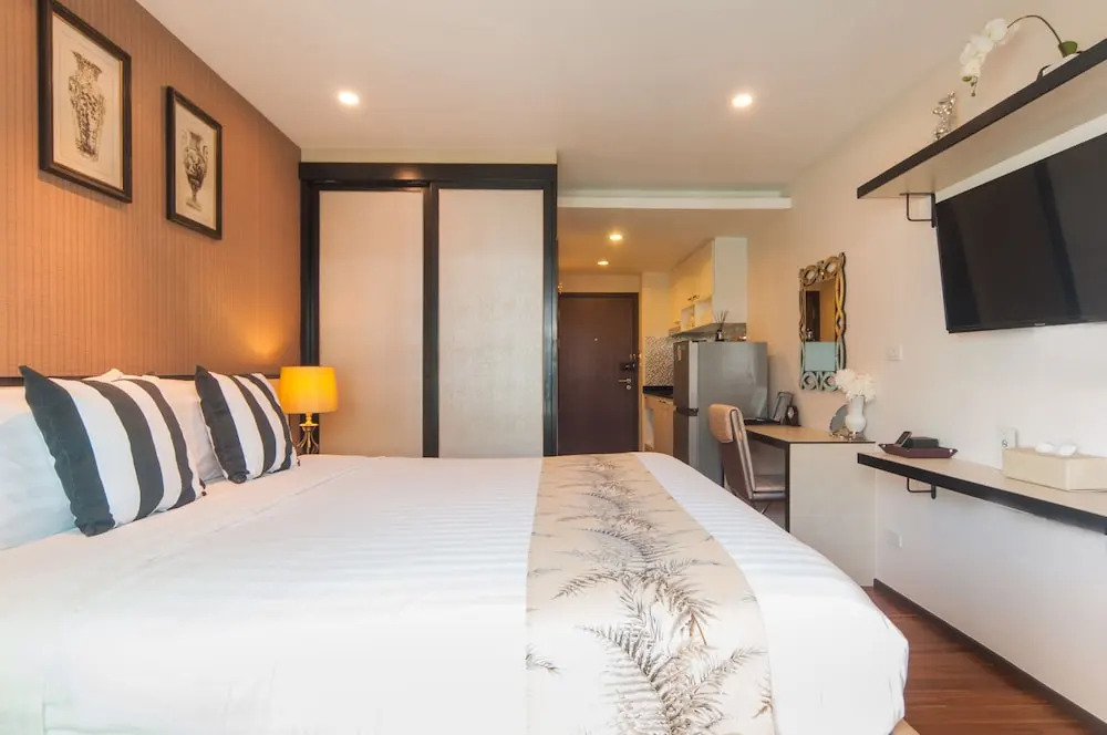 Двухместный номер Luxury с балконом двуспальная кровать в The Title KR Beach Condotel Rawai Phuket