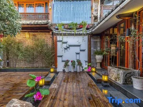 Floral Hotel· Yuebanwan | Coffee & Adorable Pets·Sunlit Golden Mountains·Designer Courtyard Hotel