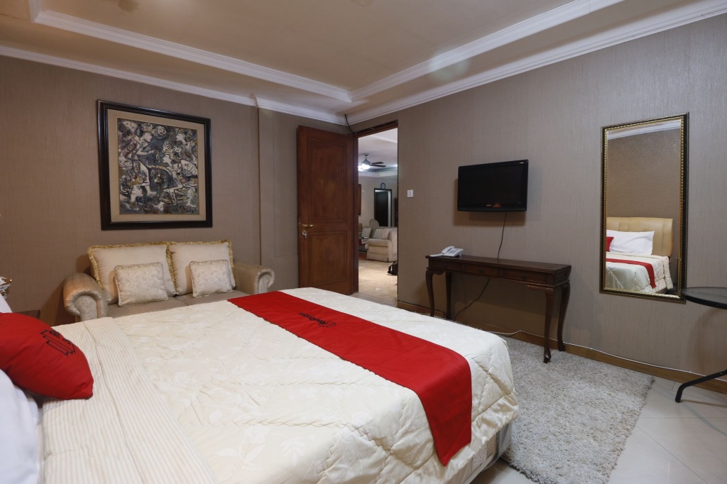 RedDoorz Plus @ Jalan Dharmawangsa