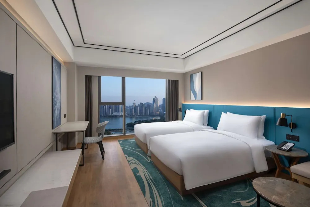Двухместный номер Superior с видом на озеро 2 отдельные кровати в Hilton Garden Inn Xiamen Bailuzhou Park